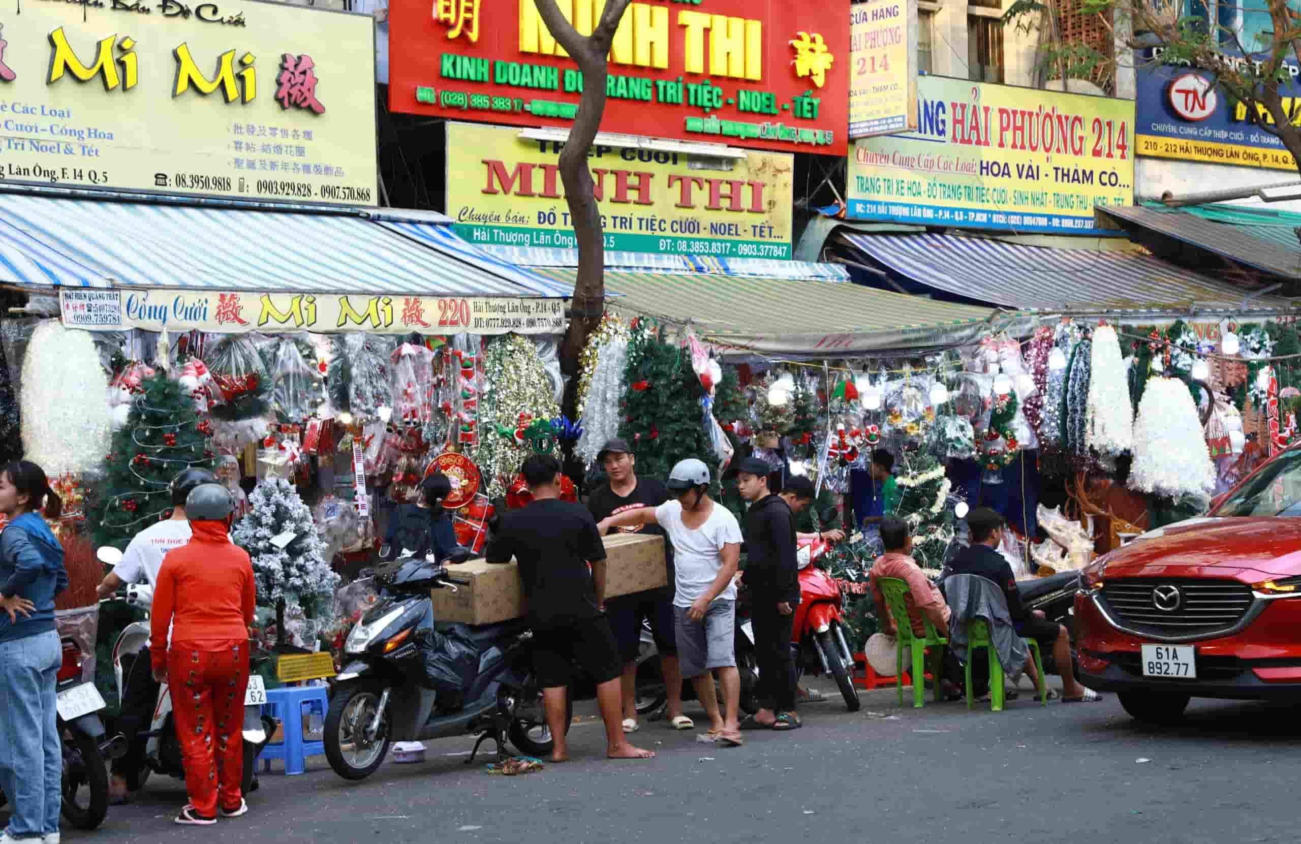 Những cửa hàng trên đường Hải Thượng Lãn Ông (Quận 5) tất bật đón khách hàng đến tham quan, mua sắm.