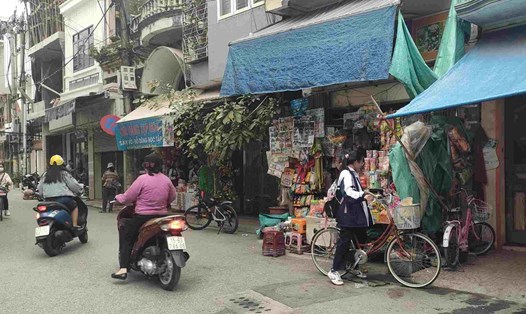 Nhiều hàng quán bày bán bánh kẹo ở khu vực cổng trường THCS Quang Trung. Ảnh: Hoàng Khôi