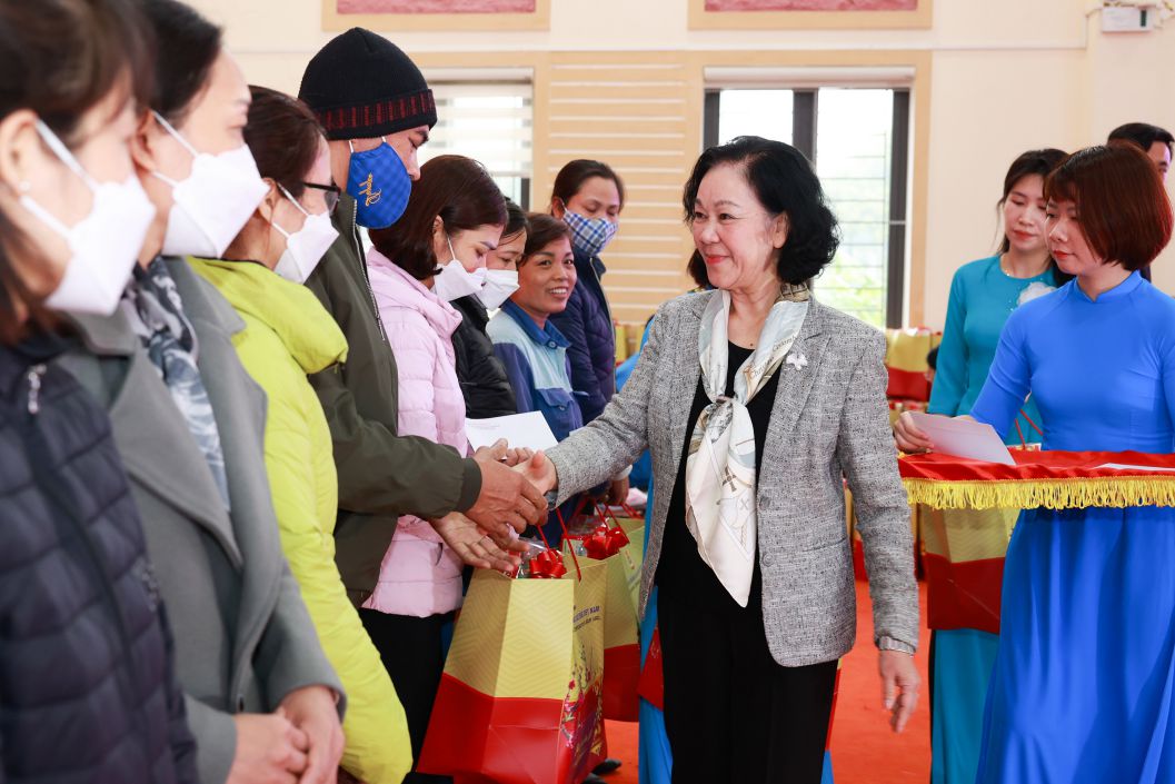 Ủy viên Bộ Chính trị, Trưởng Ban Tổ chức Trung ương Trương Thị Mai trao quà cho công nhân trong chương trình “Tết Sum vầy” năm 2023 tại Hà Nam.