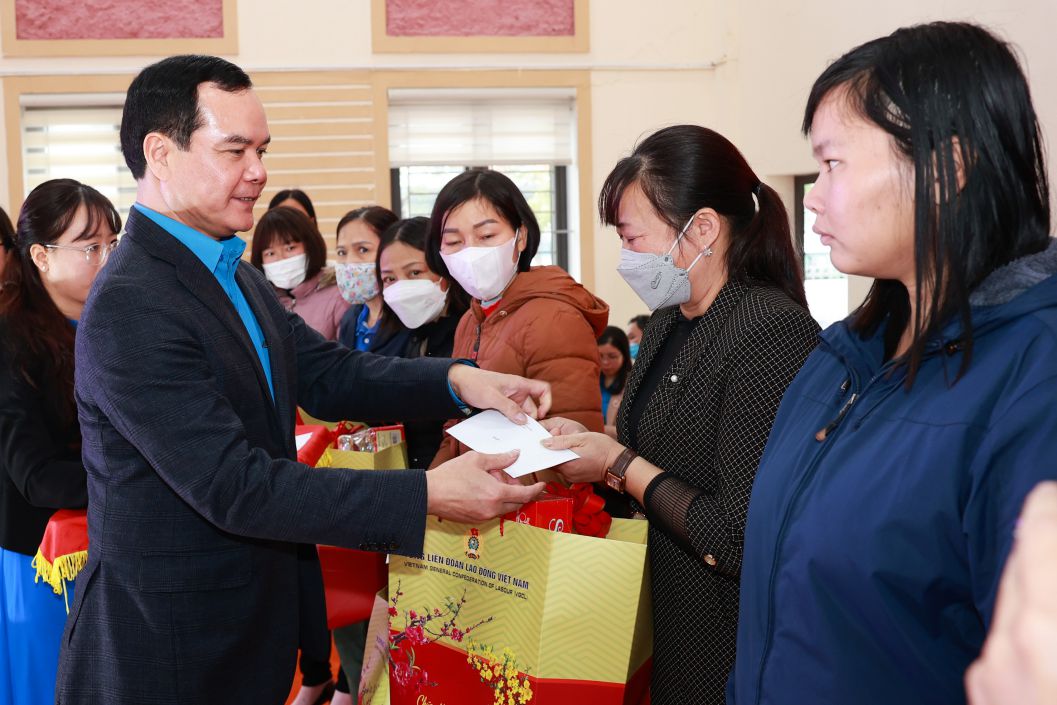Ủy viên Trung ương Đảng, Chủ tịch Tổng LĐLĐVN Nguyễn Đình Khang trao quà cho công nhân trong chương trình “Tết Sum vầy” năm 2023 tại Hà Nam.