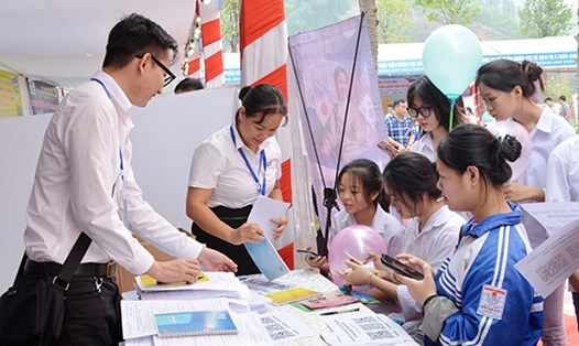 Ngày hội việc làm năm 2023 tại huyện Yên Bình (Yên Bái) thu hút đông đảo các em học sinh và người lao động đến tìm hiểu thông tin và lựa chọn cơ hội việc làm. Ảnh: Thu Nga.