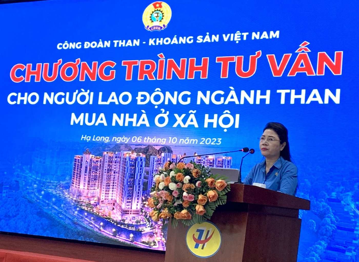 Bà Nguyễn Thị Minh - Phó Chủ tịch Công đoàn TKV - tại Chương trình Tư vấn cho NLĐ ngành Than mua nhà ở xã hội. Ảnh: Truyền thông TKV 
