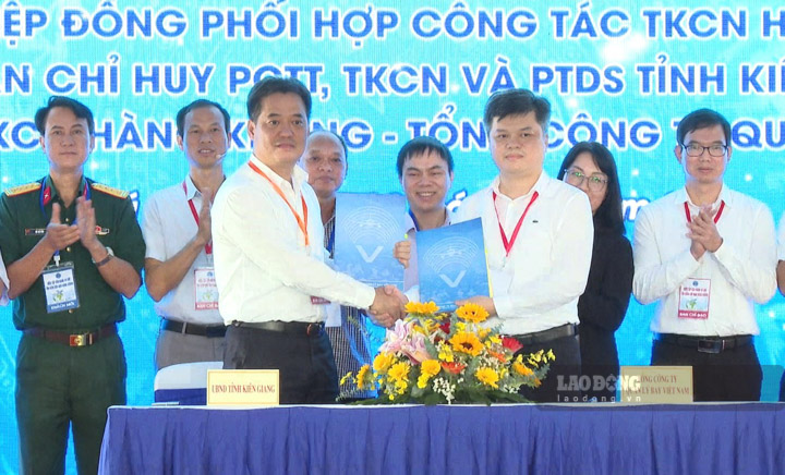Dịp này, Tổng công ty quản lý bay Việt Nam và UBND tỉnh Kiên Giang cũng ký kết văn bản hiệp đồng phối hợp trong công tác tìm kiếm cứu nạn Hàng không. Ảnh: Xuân Nhi