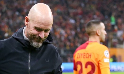 Nụ cười không vui của Erik ten Hag sau trận hòa với Galatasaray.   Ảnh: AFP 