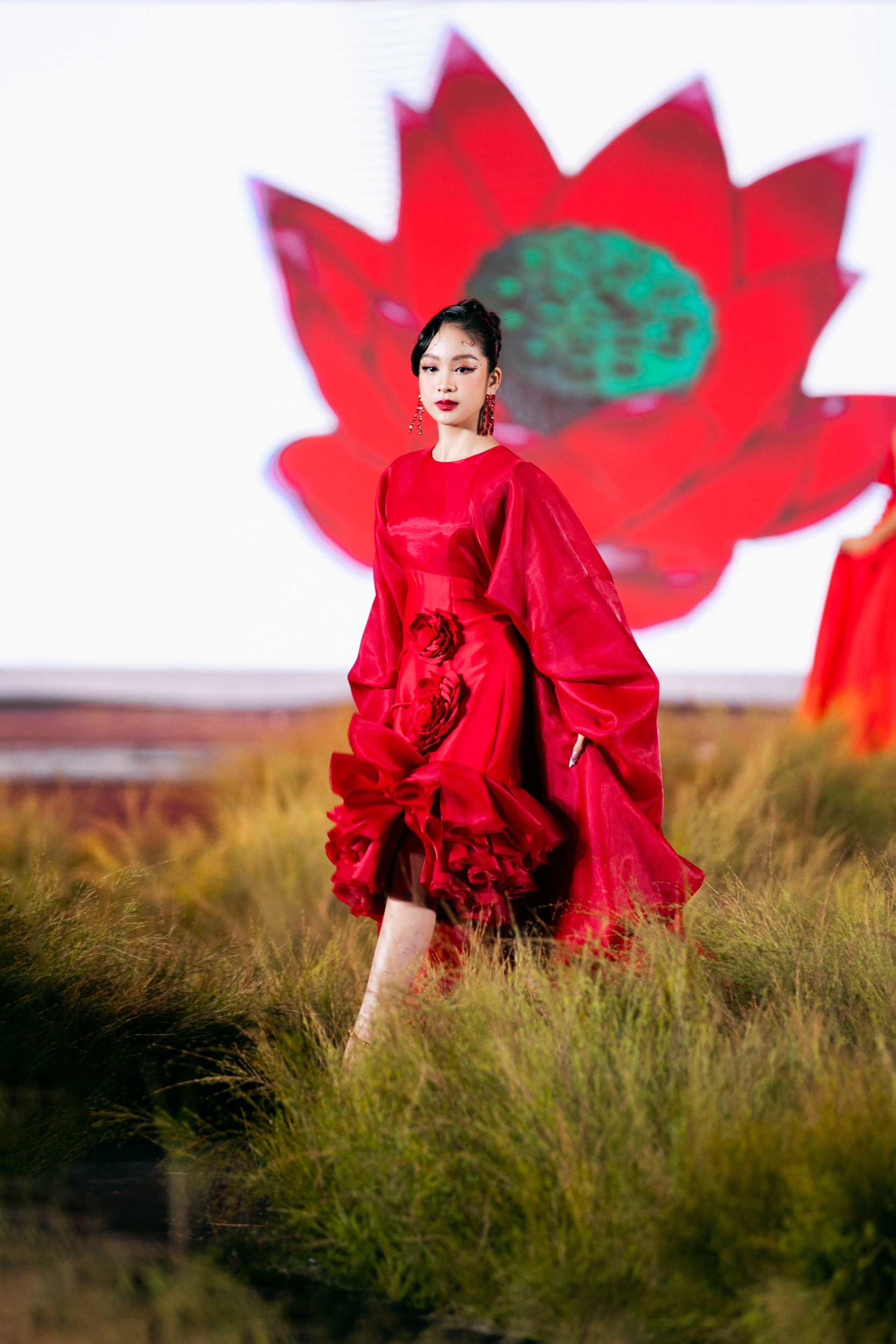 Mẫu nhí Hồng Lam trình diễn bộ sưu tập “Hoa Bắc bộ” của nhà thiết kế Thạch Linh. Ảnh: BTC