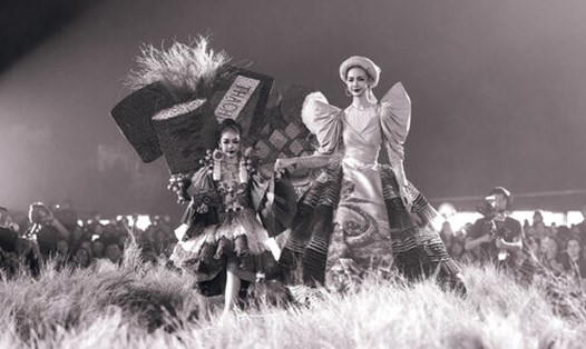 Mẫu nhí Hồng Lam sánh bước cùng Hoa hậu Bảo Ngọc. Ảnh: BTC