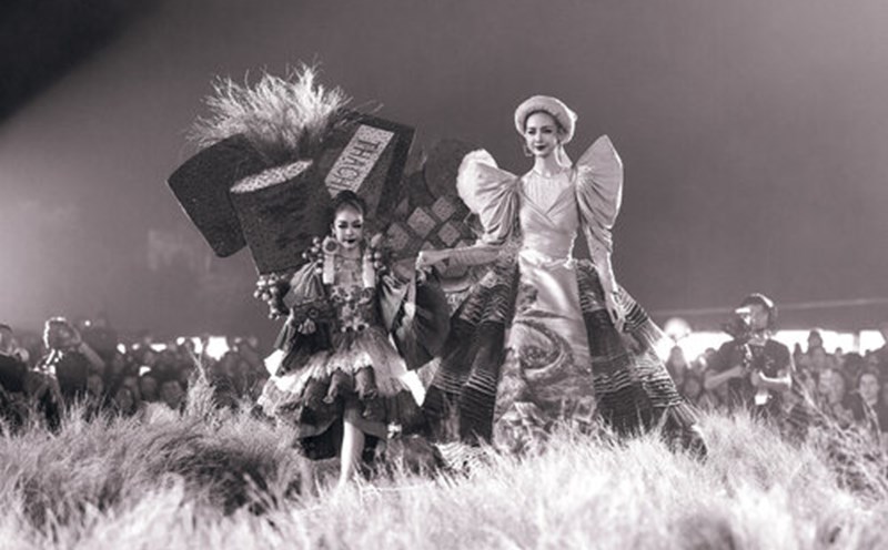 Mẫu nhí Hồng Lam sánh bước cùng Hoa hậu Bảo Ngọc. Ảnh: BTC