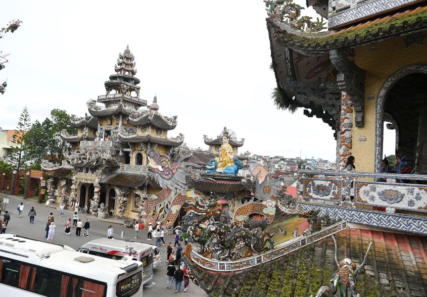 Rất đông du khách đến ngôi chùa nổi tiếng này.