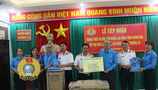 Những năm qua các cấp Công đoàn Việt Nam đã luôn dành nguồn lực để chăm lo, đồng hành cùng đoàn viên huyện đảo Trường Sa. Ảnh: Phương Linh
