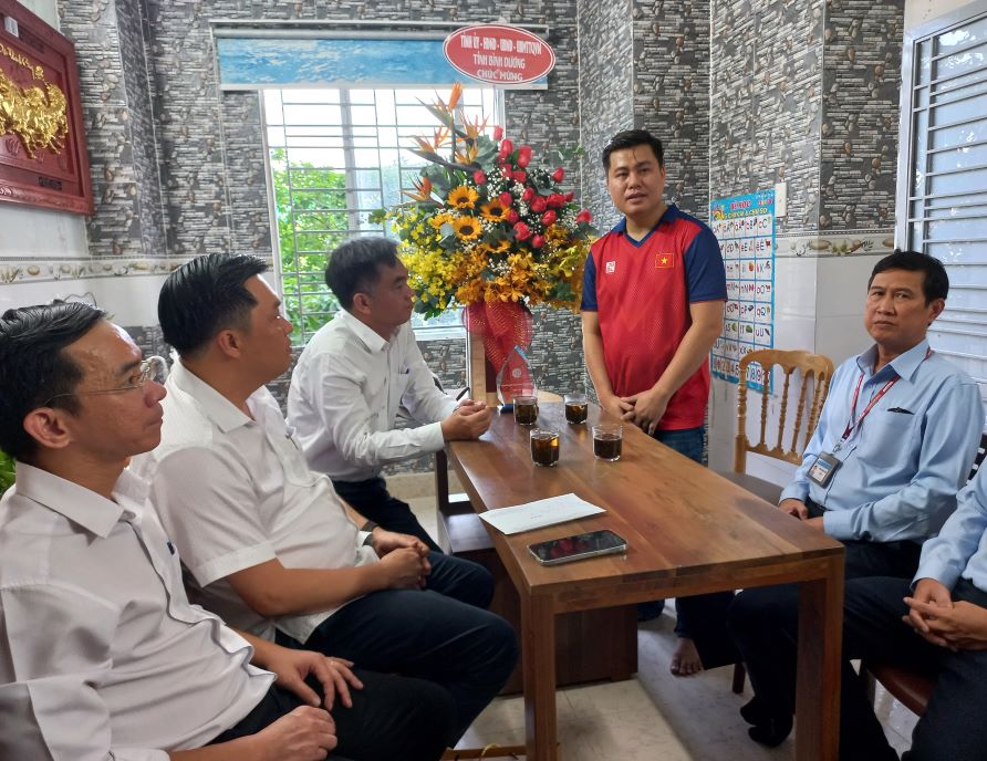 Lại Lý Huynh báo cáo thành tích với lãnh đạo UBND tỉnh Bình Dương. Ảnh: Đình Trọng