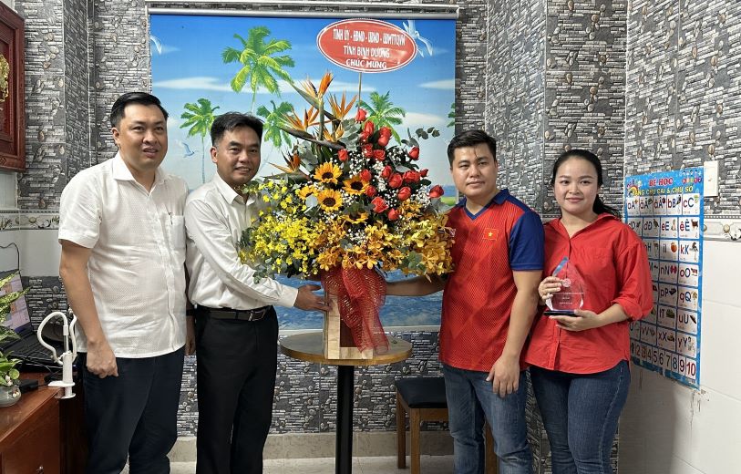 Ông Nguyễn Lộc Hà tặng hoa chúc mừng Lại Lý Huynh. Ảnh: Đình Trọng