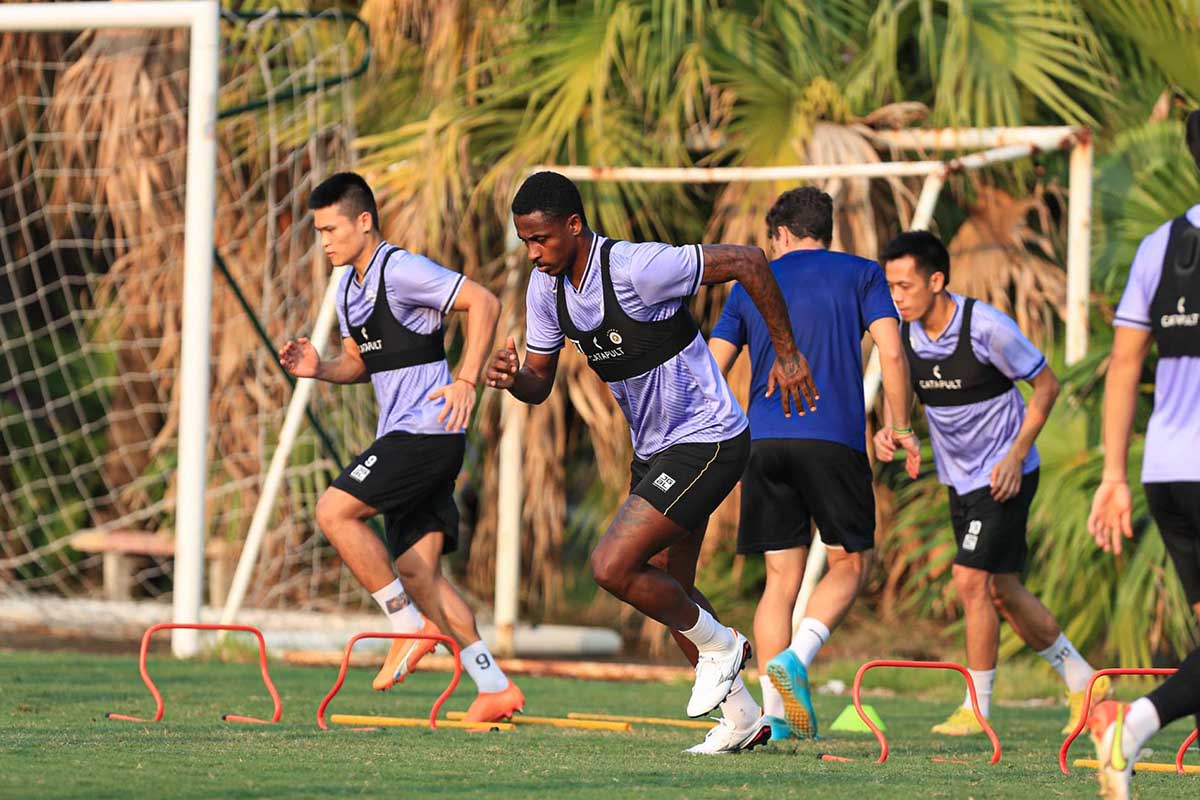 Junior Denilson vẫn duy trì tập luyện cùng Hà Nội FC. Ảnh: Hà Nội FC