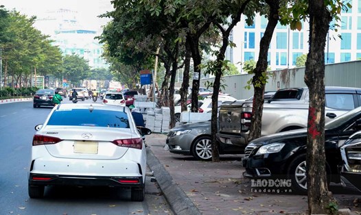 Tình trạng xe ô tô đỗ tràn lan dưới lòng đường tái diễn tại nhiều địa bàn Hà Nội, ảnh ngày 28.11.2023. Ảnh: Hiệp Phạm