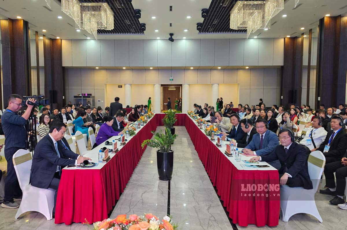 Diễn đàn có sự tham gia của hơn 80 doanh nghiệp du lịch Việt Nam - Trung Quốc. Ảnh: Đoàn Hưng