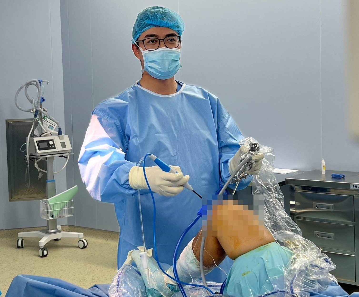 Bác sĩ phẫu thuật nội soi tái tạo dây chằng chéo cho cầu thủ Hồ Khắc Lương. Ảnh: BVCC