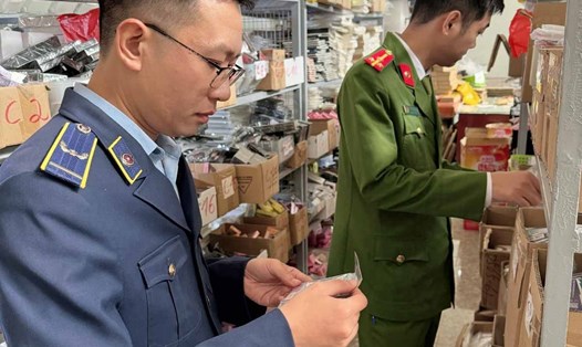 Tạm giữ 21.000 sản phẩm văn phòng phẩm không rõ nguồn gốc ở Nam Định. Ảnh: Cục QLTT tỉnh Nam Định