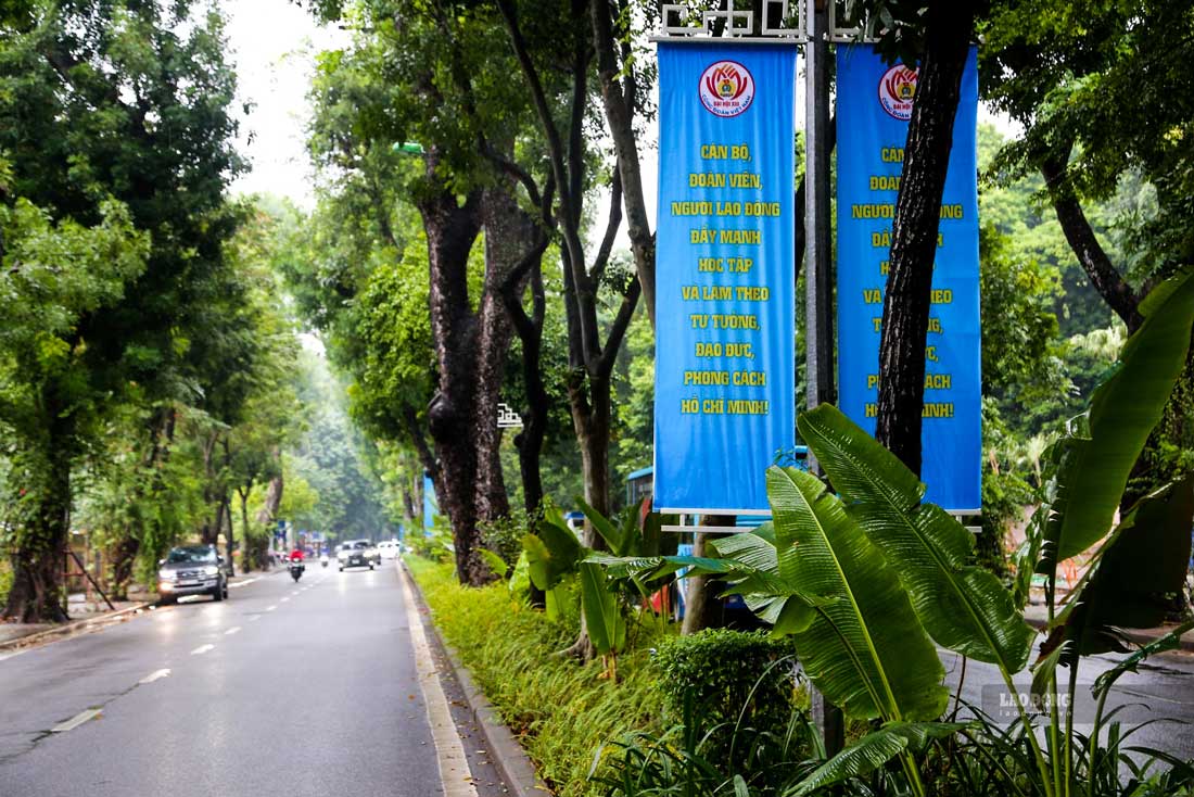 Những ngày này, khắp các tuyến đường Hà Nội được trang trí cờ, băngrôn, panô, áp phích cỡ lớn chào mừng Đại hội XIII Công đoàn Việt Nam.