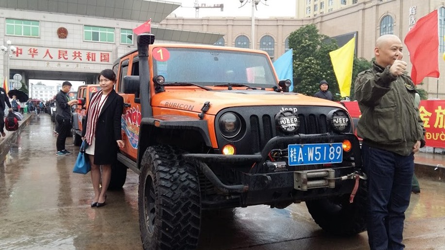 Khách Trung Quốc đợi làm thủ tục tại lễ khai trương dịch vụ xe tự lái qua lại giữa Đông Hưng - Móng Cái năm 2016. Ảnh: Nguyễn Hùng