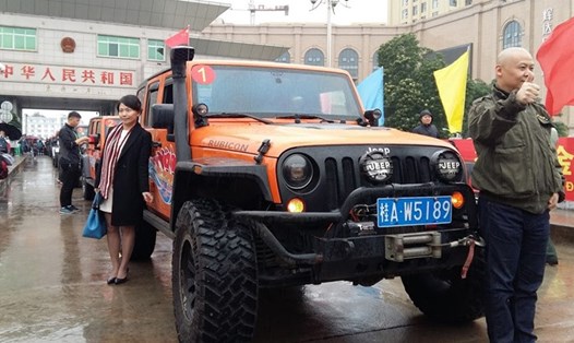 Khách Trung Quốc đợi làm thủ tục tại lễ khai trương dịch vụ xe tự lái qua lại giữa Đông Hưng - Móng Cái năm 2016. Ảnh: Nguyễn Hùng