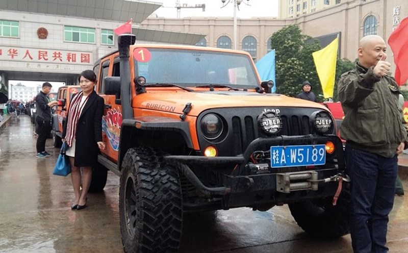 Khách Trung Quốc đợi làm thủ tục tại lễ khai trương dịch vụ xe tự lái qua lại giữa Đông Hưng - Móng Cái năm 2016. Ảnh: Nguyễn Hùng