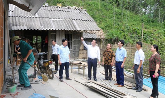 Kiểm tra tiến độ xóa nhà dột nát cho hộ nghèo trên địa bàn huyện Yên Bình, tỉnh Yên Bái. Ảnh: B.N