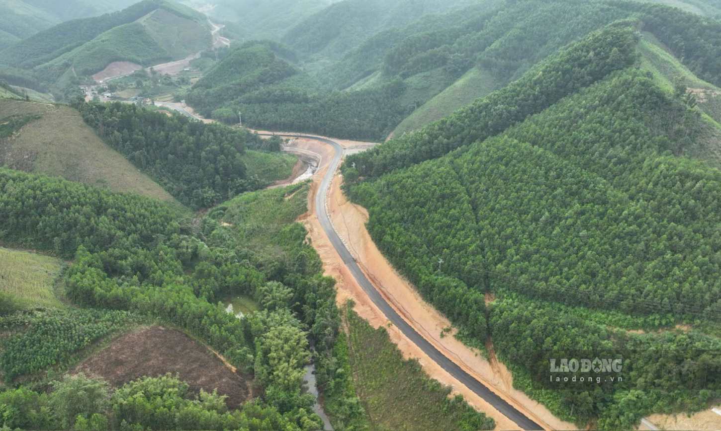 Những con đường như thế này được kỳ vọng sẽ mở ra một không gian phát triển mới cho tỉnh Quảng Ninh nói chung, TP.Hạ Long nói riêng. Ảnh: Nguyễn Hùng
