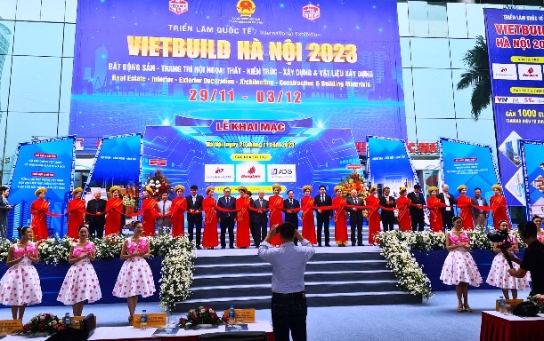 Cắt băng khai mạc Triển lãm Quốc tế VIETBUILD Hà Nội 2023 lần thứ ba. Ảnh: Vũ Long