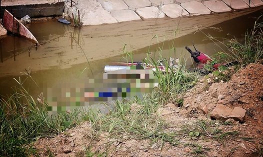 Một nam thanh niên tử vong dưới vũng nước ở chân cầu Mỹ Thuận 2, phía bờ Vĩnh Long. Ảnh: Hoàng Lộc