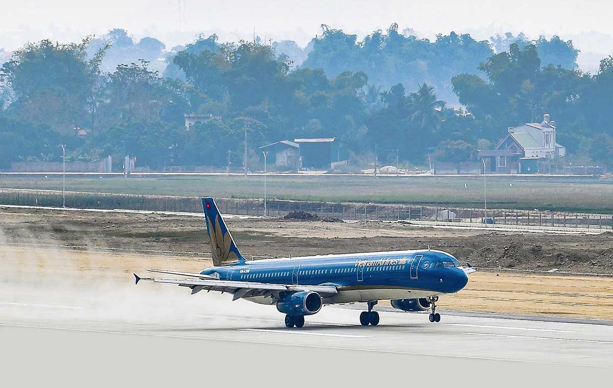 Ngày 1.12, chiếc máy bay Airbus A321 mang số hiệu VN-A396 đã lần đâu tiên hạ cánh xuống Sân bay Điện Biên. Ảnh: VNA