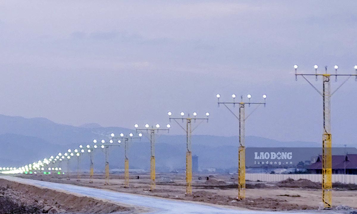 Hệ thống đèn tiếp cận hiện đại tại Sân bay Điện Biên. Ảnh: Văn Thành Chương