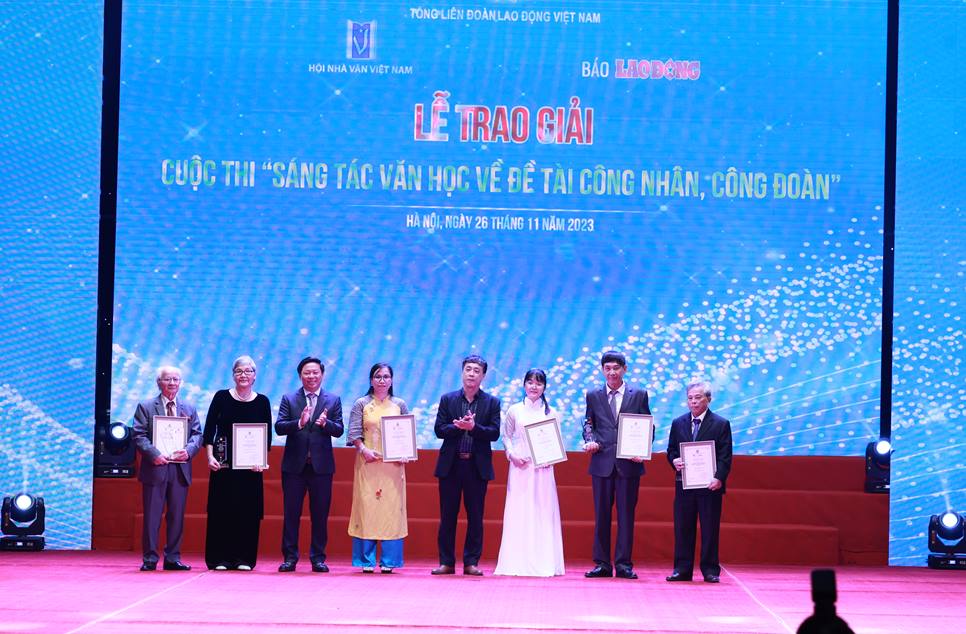 Tác giả Phạm Đức Long (ngoài cùng, phải) đoạt giải Ba Cuộc thi sáng tác văn học về đề tài công nhân, công đoàn. Ảnh: Hải Nguyễn