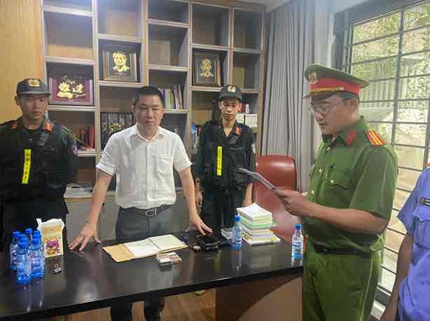  Cơ quan Cảnh sát điều tra Công an tỉnh Đồng Nai tống đạt Quyết định khởi tố bị can và thi hành Lệnh bắt bị can để tạm giam đối với Nguyễn Khánh Hưng - Chủ tịch HĐQT Công ty Cổ phần Đầu tư LDG. Ảnh: CA ĐN
