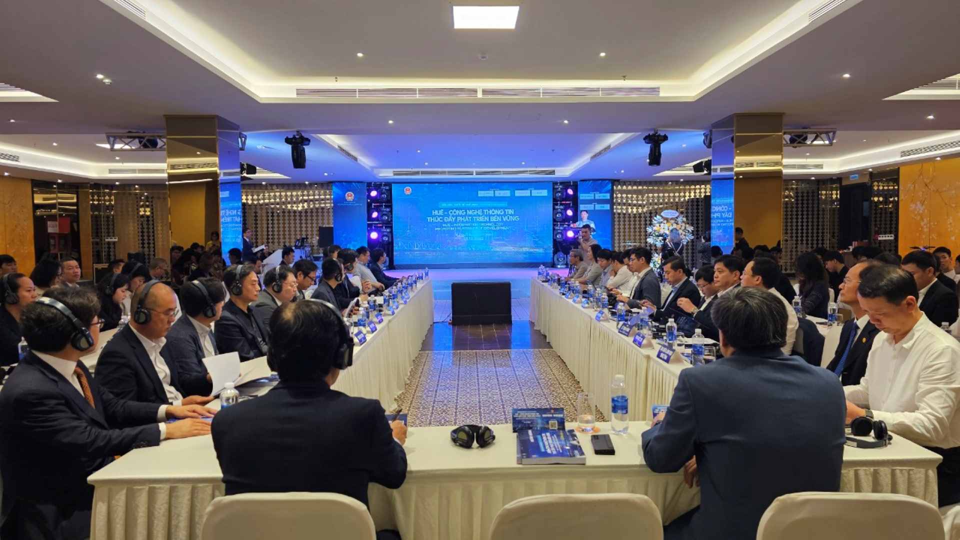 Các chuyên gia, tập đoàn, doanh nghiệp thảo luận, trao đổi tại Diễn đàn quốc tế Huế lần thứ 2. Ảnh: Nguyễn Luân.