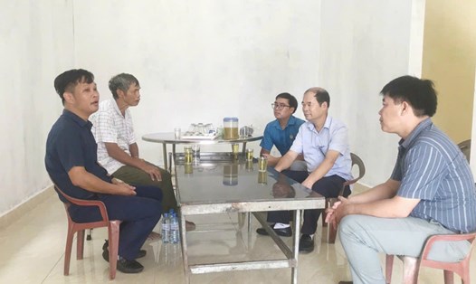 Lãnh đạo huyện Hải Hà thăm hỏi gia đình được hỗ trợ 80 triệu do LĐLĐ huyện Hải Hà phát động khi về nhà mới. Ảnh: LĐLĐ Hải Hà