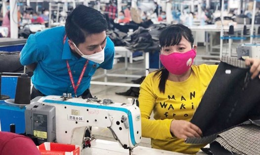 Cán bộ khảo sát của Viện Công nhân và Công đoàn trao đổi với công nhân Công ty TNHH MTV Moon Chang Vina (Quảng Nam) về đời sống việc làm và "tín dụng đen" trong công nhân lao động. Ảnh: Viện CNCĐ