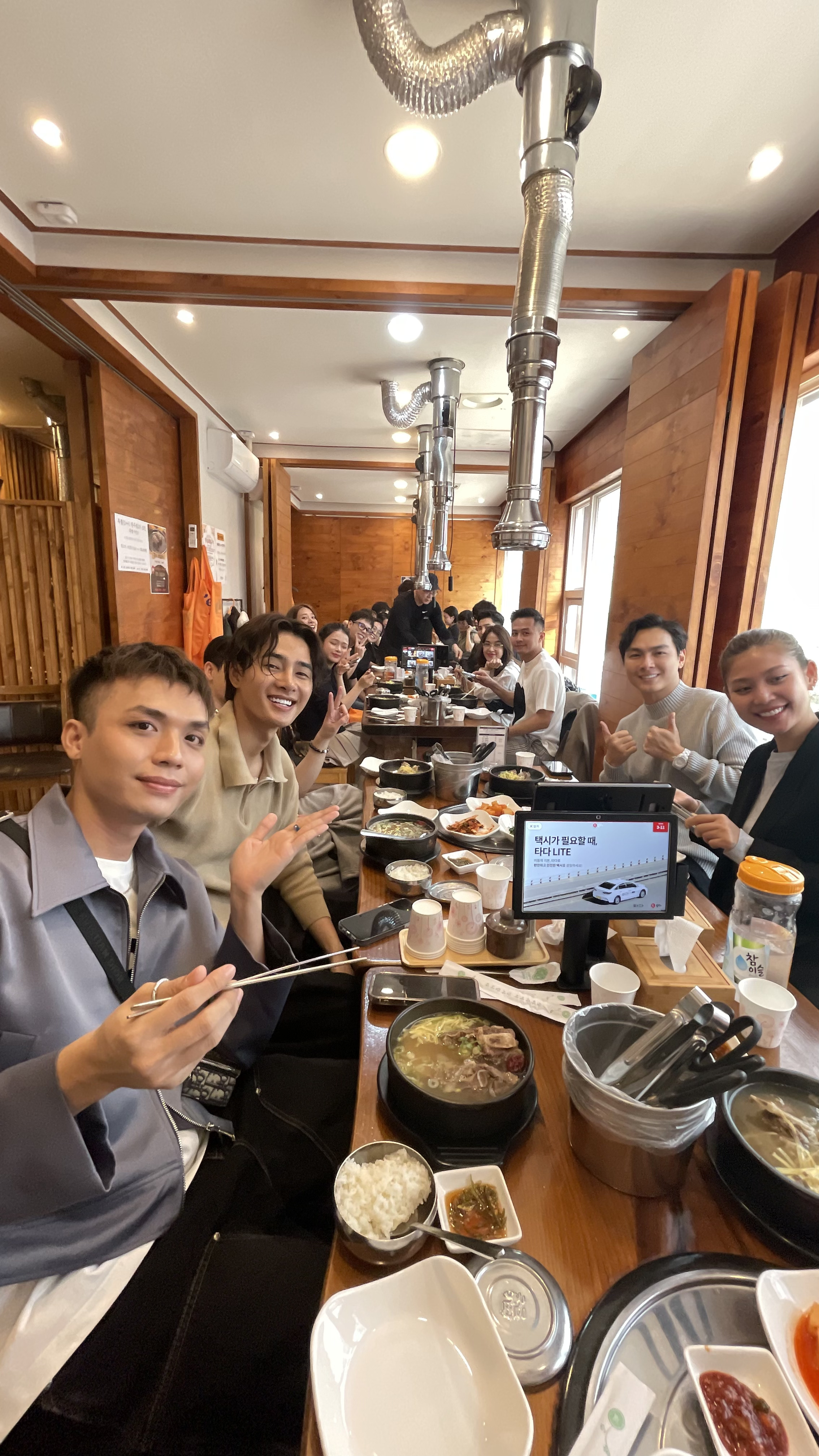 Tú Vi - Văn Anh và các nghệ sĩ thưởng thức ẩm thực Hàn Quốc. Ảnh: NSCC.