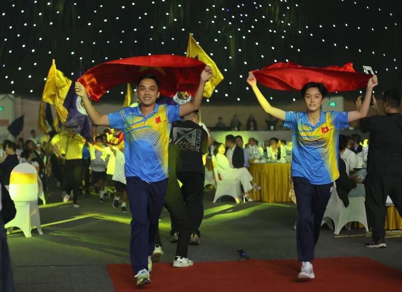 Vận động viên Anh Hoàng và Mai Ngọc giành huy chương vàng bóng bàn đôi nam nữ tại SEA Games 32. Ảnh: HNFC