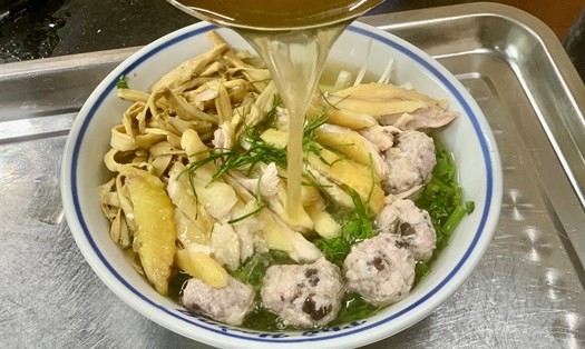 Nhờ món phở gà măng mọc độc lạ, chủ quán bán hơn 500 bát mỗi ngày. Ảnh: Nhật Minh