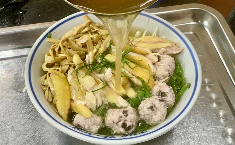 Nhờ món phở gà măng mọc độc lạ, chủ quán bán hơn 500 bát mỗi ngày. Ảnh: Nhật Minh