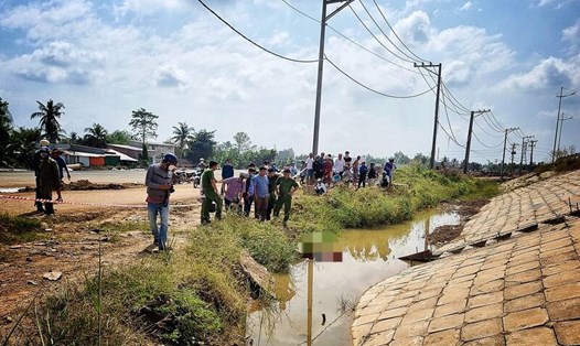 Một nam thanh niên tử vong dưới vũng nước ở chân cầu Mỹ Thuận 2, phía bờ Vĩnh Long. Ảnh: Hoàng Lộc