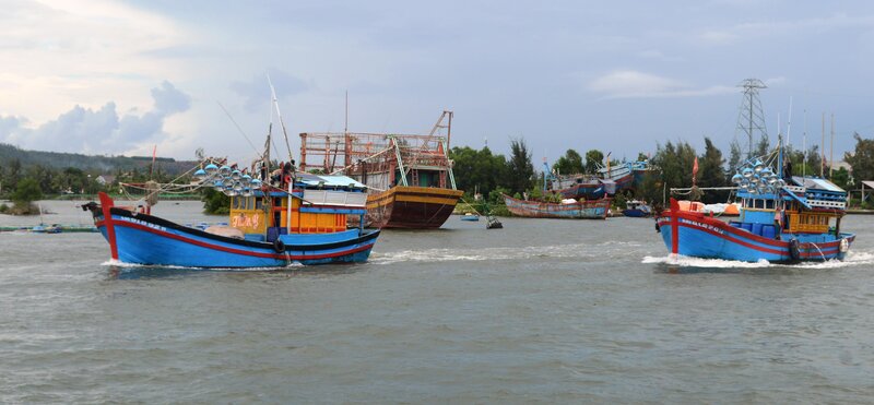 Tàu cá ngư dân Quảng Ngãi ra khơi khai thác hải sản. Ảnh: Ngọc Viên