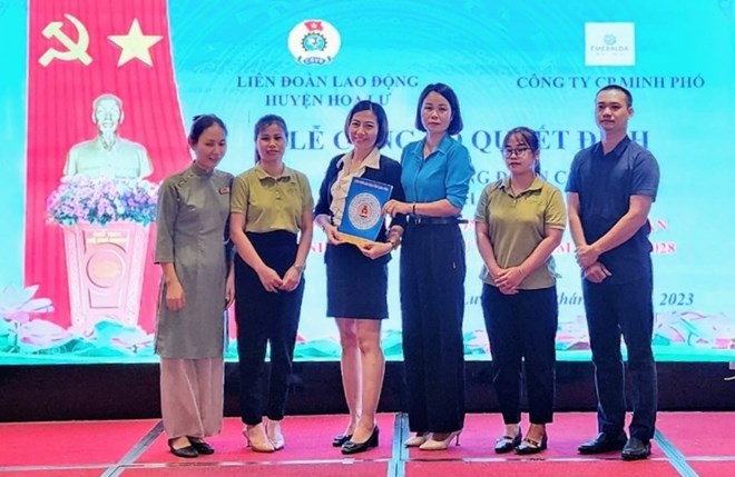 Đại diện LĐLĐ huyện Hoa Lư (Ninh Bình) trao quyết định thành lập CĐCS Công ty cổ phần Minh Phố. Ảnh: Diệu Anh