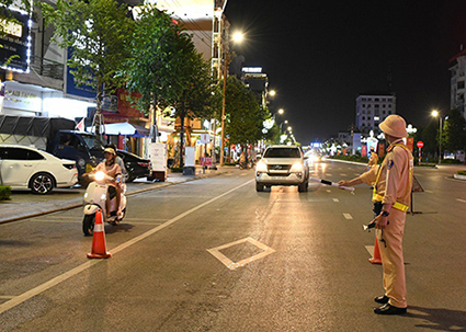 Lực lượng Cảnh sát giao thông kiểm tra các lỗi vi phạm trong đó có việc tài xế vi phạm nồng độ cồn. Ảnh: Cục CSGT