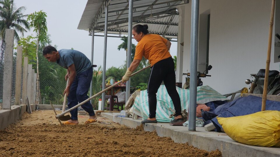 Cùng với việc nỗ lực hoàn thiện ngôi nhà ở khu TĐC mới, gia đình chị Cao Thị Kim Nga ở phường Nguyễn Nghiêm, thị xã Đức Phổ còn tận dụng diện tích đất trống để trồng rau xanh, cải thiện bữa ăn gia đình. Ảnh: Ngọc Viên