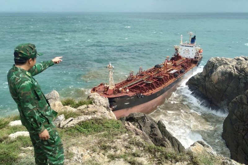 Tàu vận tải vỏ sắt nước ngoài trôi dạt vào đảo Cù lao Chàm, TP Hội An, Quảng Nam. Ảnh: Hồng Anh.