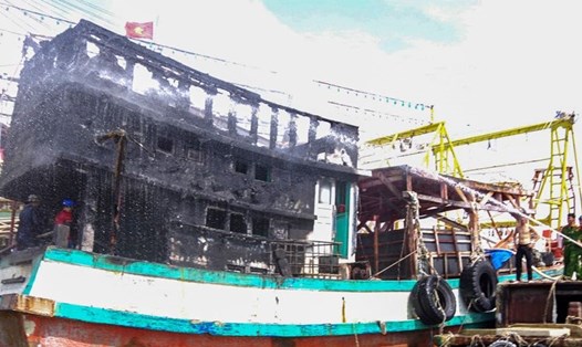 Hiện trường sau vụ cháy tàu cá tại cửa biển Sông Đốc, huyện Trần Văn Thời, tỉnh Cà Mau. Ảnh: Nhật Hồ