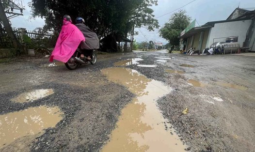 Người dân ở vùng cao Hoà Bình khốn khổ vì đường cũ xuống cấp, trong khi đường mới 300 tỉ đồng chậm tiến độ. Ảnh: Minh Nguyễn