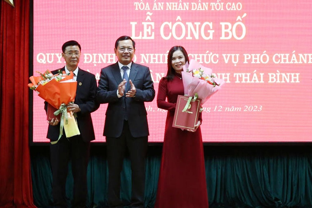 Ông Ngô Đông Hải - Ủy viên Ban Chấp hành Trung ương Đảng, Bí thư Tỉnh ủy Thái Bình - tặng hoa chúc mừng các Phó Chánh án mới của Tòa án nhân dân tỉnh Thái Bình. Ảnh: Nam Hồng