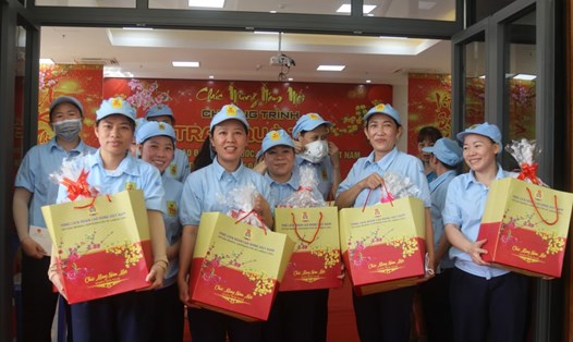Chăm lo cho người lao động tại Khánh Hòa trong dịp cuối năm. Ảnh: hữu long