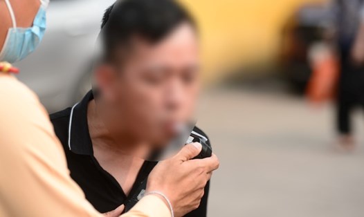 Cảnh sát giao thông ở Hà Nội kiểm tra nồng độ cồn. Ảnh: Xuyên Đông
